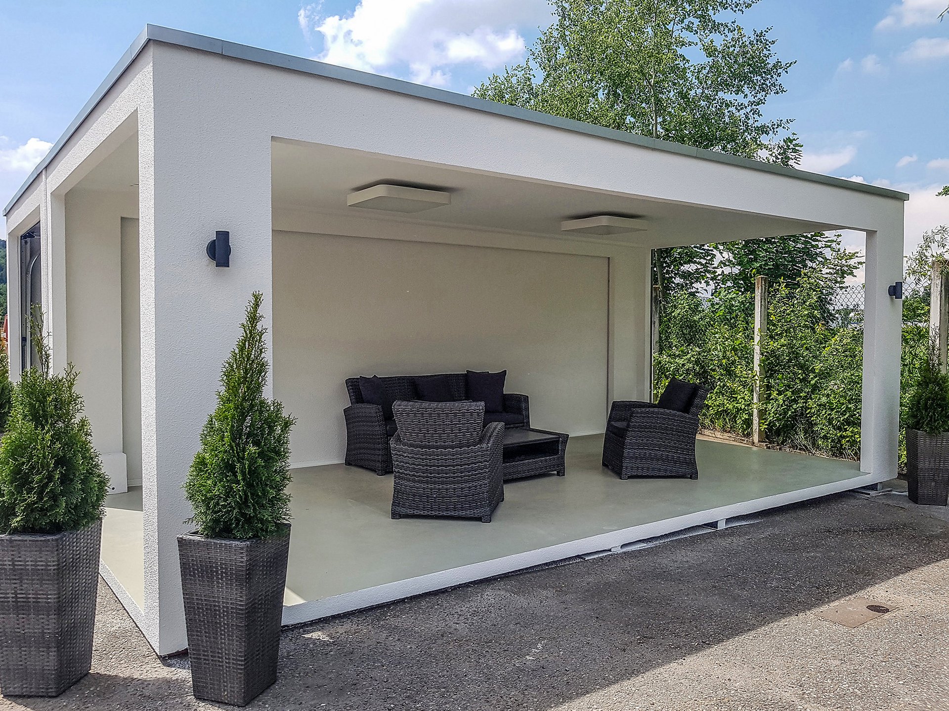 Ein gerendertes Bild, dass eine Terrasse visualisiert, die auf Basis des Grötz Carports errichtet wurde.